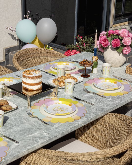 Birthday koleksiyonu, pastel doğum günü sofrası: tabak, bardak ve amerikan servis