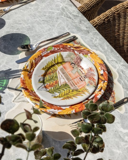 Hippi tabak, sonbahar yaprakları ve karavan desenli kağıt tabak