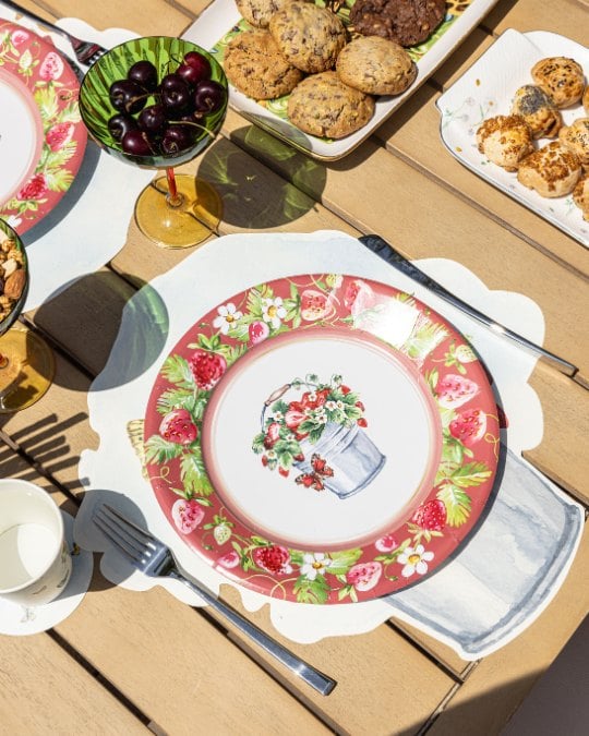 Picnic tabak, çilek desenli kağıt tabak ve dalgalı kesim amerikan servis